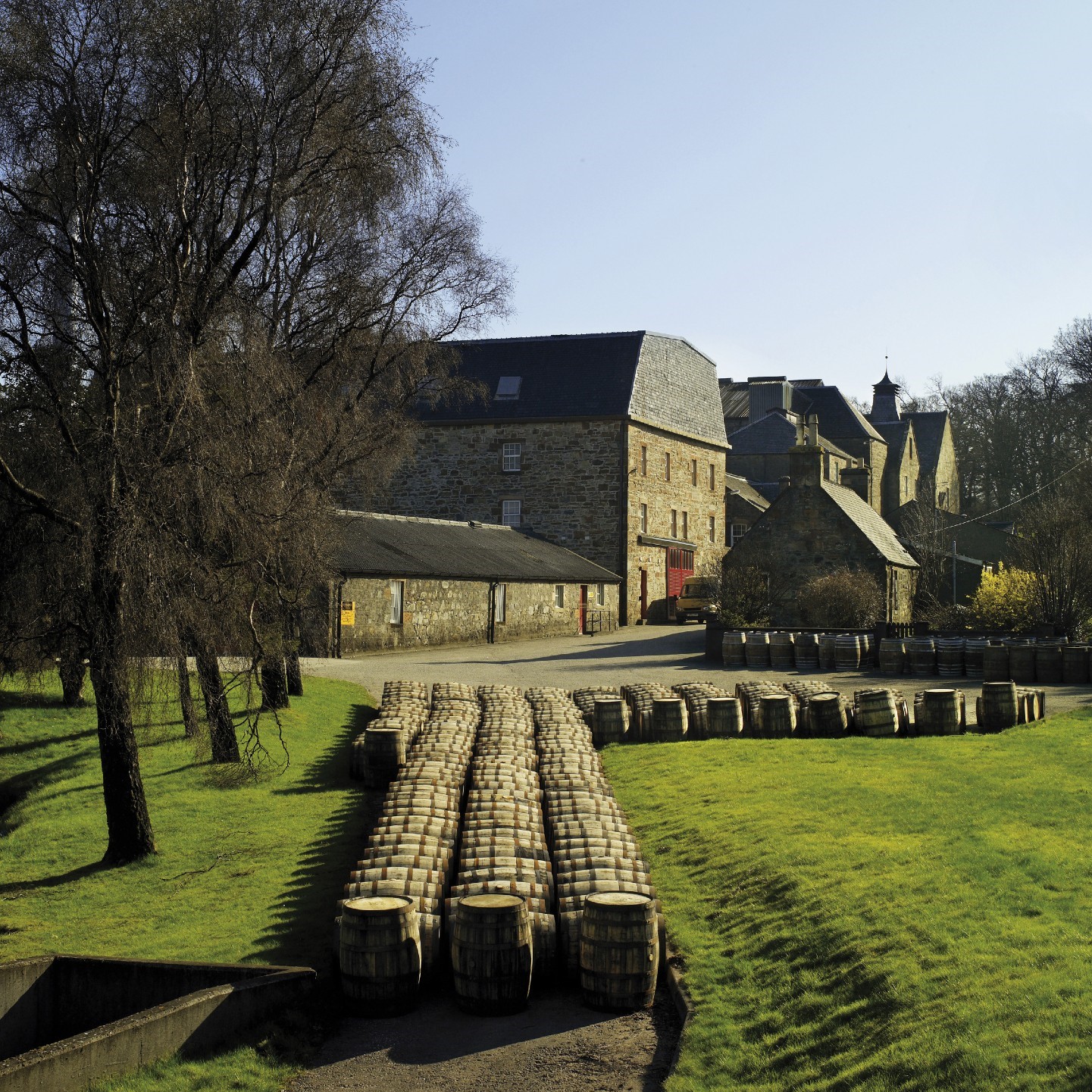 Glenmorangie Distillery Casks And Building (2)